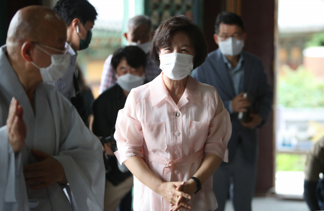 더불어민주당 대권주자인 추미애 후보가 18일 대구 동구 팔공산 동화사를 방문하고 있다. 연합뉴스