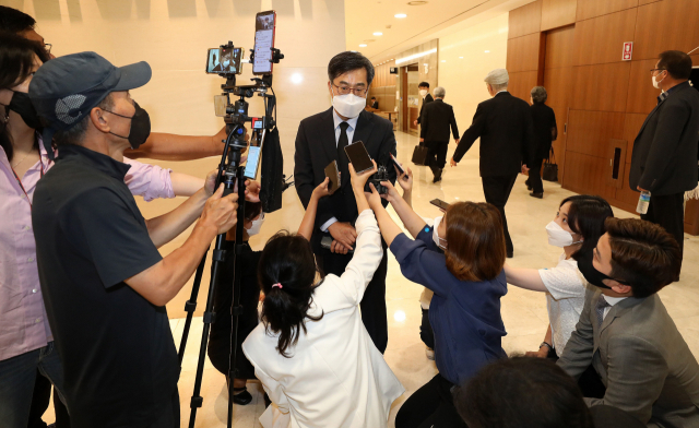 김동연 전 경제부총리가 8일 오전 서울 서대문구 신촌세브란스병원 장례식장에 마련된 최재형 전 감사원장의 부친 최영섭 퇴역 대령 빈소 조문을 마친 후 취재진의 질문에 답하고 있다. 연합뉴스