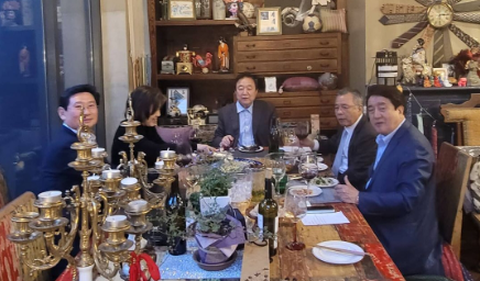5월 초 회동한 5인방. 왼쪽부터 이상일 전 국민의힘 의원, 김경희 전 건국대 이사장, 정대철 전 더불어민주당 상임고문, 박영수 전 특별검사, 김장렬 중앙약품판매 회장. 사진=레스토랑 대표 소셜 미디어 갈무리