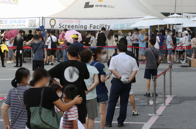 19일 오전 서울 강남구 보건소 선별진료소에서 시민들이 코로나19 선별 검사를 받기 위해 대기하고 있다. 중앙방역대책본부는 이날 0시 기준으로 신규 확진자가 1천252명 늘어 누적 17만9천203명이라고 밝혔다. 전날 보다 202명 줄면서 일단 1천300명 아래로 내려왔지만 일요일 확진자로는 가장 많은 수치다. 연합뉴스