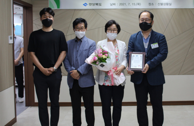 영주시청 산림과 직원들이 5년 연속 우수기관상을 수상했다. 영주시 제공