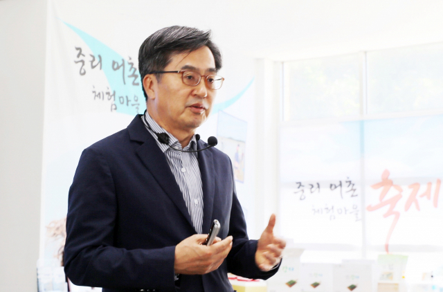 야권 잠룡으로 거론되는 김동연 전 경제부총리가 21일 충남 서산시 지곡면 중리어촌체험마을을 방문, 어민들을 대상으로 특강을 하고 있다. 연합뉴스