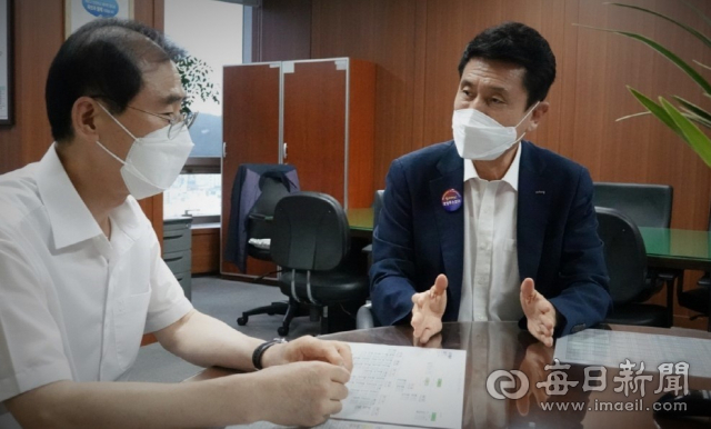 이강덕 경북 포항시장이 지난 7월 15일 한국철도공단을 찾아 동해남부선 조기 개통을 요청하고 있다. 포항시 제공