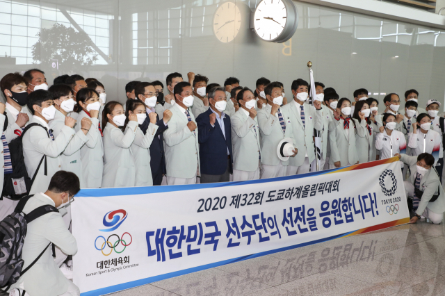 도쿄올림픽 대한민국 선수단이 19일 인천공항에서 일본으로 출국 전 기념촬영을 하고 있다. 연합뉴스