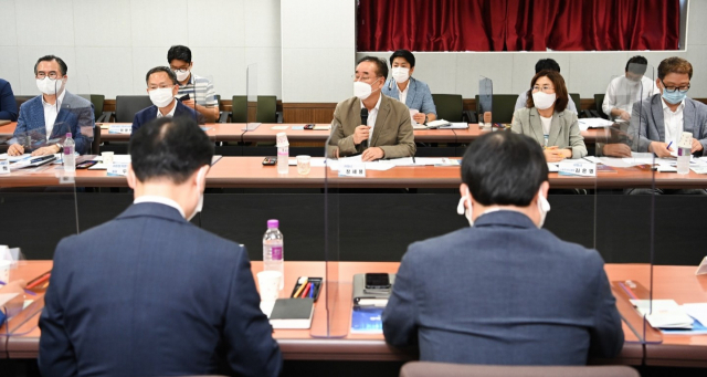 구미시, 구미스마트그린산단사업단, 구미전자정보기술원 관계자들이 디지털시범서비스 실증 지원사업 추진을 위한 간담회를 하고 있다. 구미시 제공
