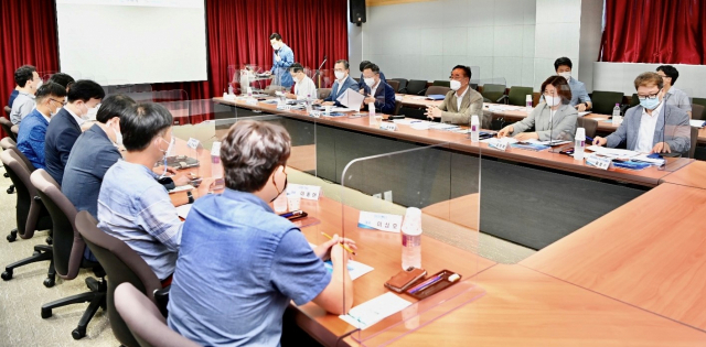 구미시, 구미스마트그린산단사업단, 구미전자정보기술원 관계자들이 디지털시범서비스 실증 지원사업 추진을 위한 간담회를 하고 있다. 구미시 제공