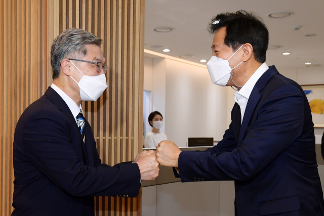 국민의힘 대권 주자인 최재형 전 감사원장(왼쪽)이 19일 오전 서울 중구 서울 시청을 방문, 오세훈 서울시장과 인사하고 있다. 연합뉴스