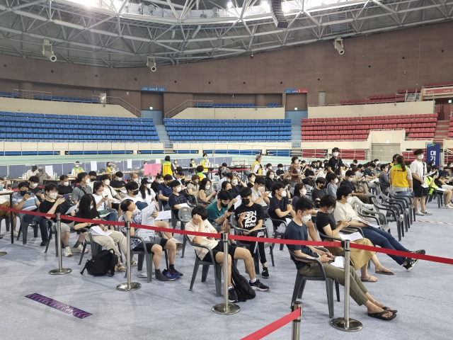 19일 오후 1시쯤 대구 수성구 코로나19 예방접종센터에는 백신접종을 위한 고3 수험생들로 북적였다. 임재환 기자