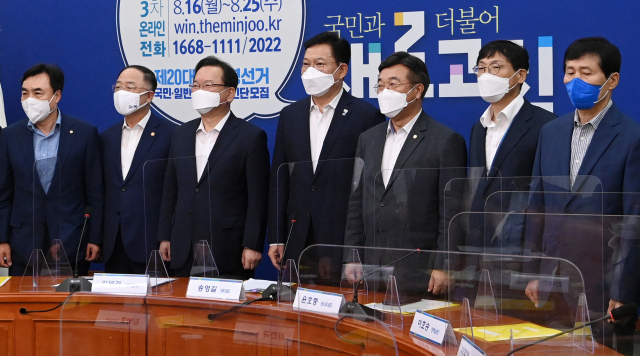 더불어민주당 송영길 대표와 윤호중 원내대표, 김부겸 국무총리, 홍남기 경제부총리 등이 19일 서울 여의도 국회에서 열린 고위당정협의회에서 기념촬영을 하고 있다. 연합뉴스