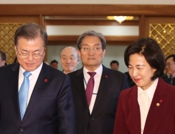 문재인 대통령이 지난 2020년 1월 2일 오후 청와대에서 추미애 신임 법무부 장관에게 임명장을 수여한 뒤 간담회장으로 향하고 있다. 자료사진. 연합뉴스