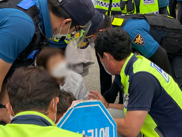 사드 반대 측 한 집회 참가자가 경찰의 강제 해산에 항의하고 있다. 사드철회 소성리종합상황실 제공