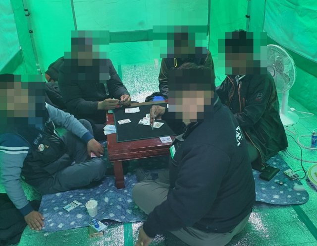 민주노총 관계자들이 집회 현장에 마련된 베이스캠프에서 도박을 하는 모습이 카메라에 담겼다. 독자 제공