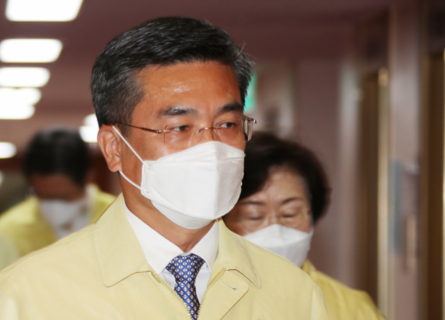 서욱 국방부 장관이 20일 정부서울청사에서 열린 국무회의에 민방위복 차림으로 참석하고 있다. 연합뉴스