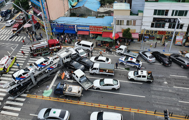 20일 오전 8시56분께 전남 여수시 광무동 한재사거리에서 승용차 탁송 차량과 승용차 여러대가 충돌해 119 구조대원들이 현장을 정리하고 있다. 연합뉴스