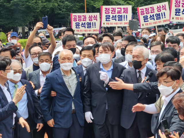 20일 야권의 유력 대선주자인 윤석열 전 검찰총장이 20일 대구를 방문해 2.28민주의거기념탑을 찾아 참배했다. 김근우 기자