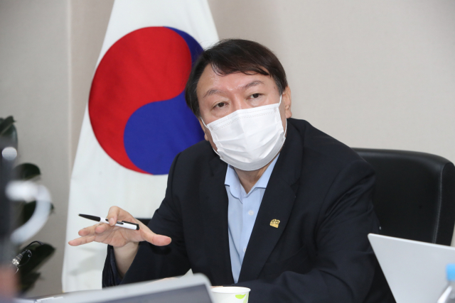 대선 출마를 선언한 윤석열 전 검찰총장이 20일 오후 대구 중구 서문시장 상인회 사무실에서 지역 기자들과 간담회를 하고 있다. 연합뉴스