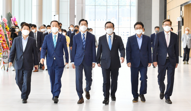 20일 제2회 영남권 미래발전협의회 참석을 위해 울산을 방문한 5개 시·도지사의 모습. 왼쪽부터 권영진 대구시장, 김사열 국가균형발전위원장, 김경수 경남도지사, 송철호 울산시장, 이철우 경북도지사, 박형준 부산시장. 경북도 제공