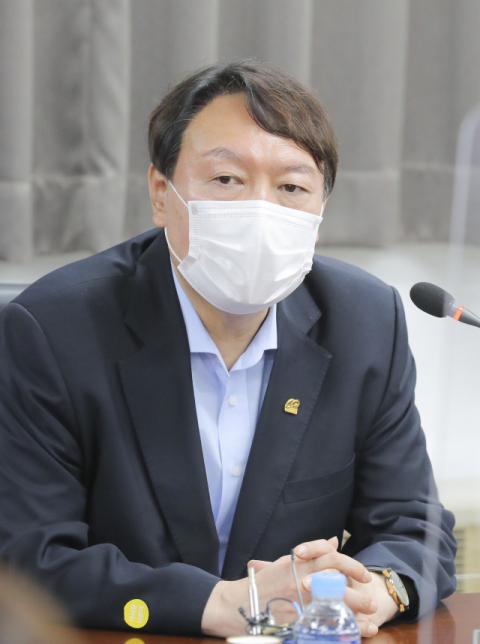대권도전을 선언하고 일정을 수행하고 있는 윤석열 전 검찰총장이 20일 대구 동산병원을 방문해 의료진과 간담회를 하고 있다. 매일신문 DB