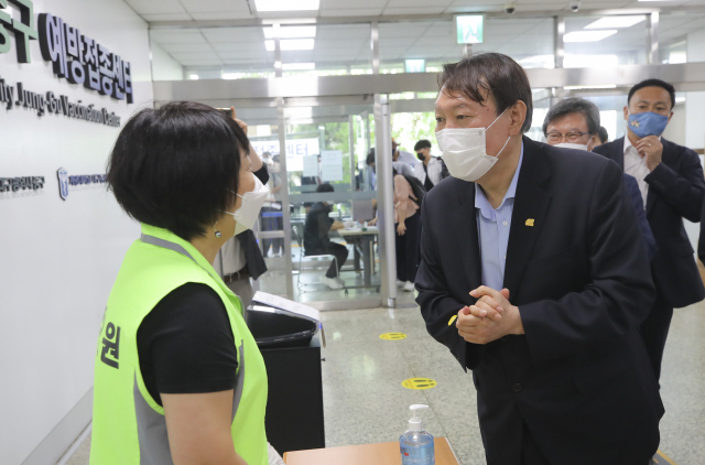 대권도전을 선언하고 일정을 수행하고 있는. 윤석열 전 검찰총장이 20일 대구 동산병원을 방문해 중구 접종센터를 둘러보고 있다. 김영진 기자 kyjmaeil@imaeil.com