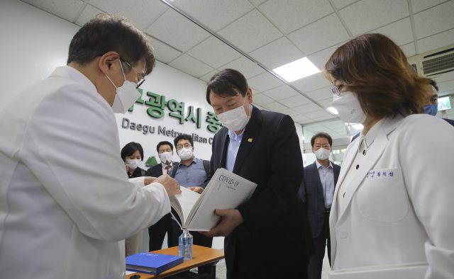 대권도전을 선언하고 일정을 수행하고 있는 윤석열 전 검찰총장이 20일 대구 동산병원을 방문해 대구 의사협회장으로 부터 코로나 백서를 받았다. 김영진 기자 kyjmaeil@imaeil.com