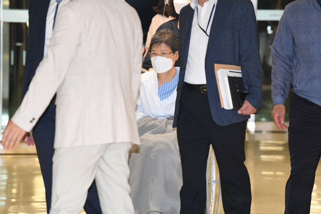 서울구치소에 수감 중인 박근혜 전 대통령이 지병 치료차 입원하기 위해 20일 오후 서울 서초구 서울성모병원으로 들어서고 있다. 연합뉴스