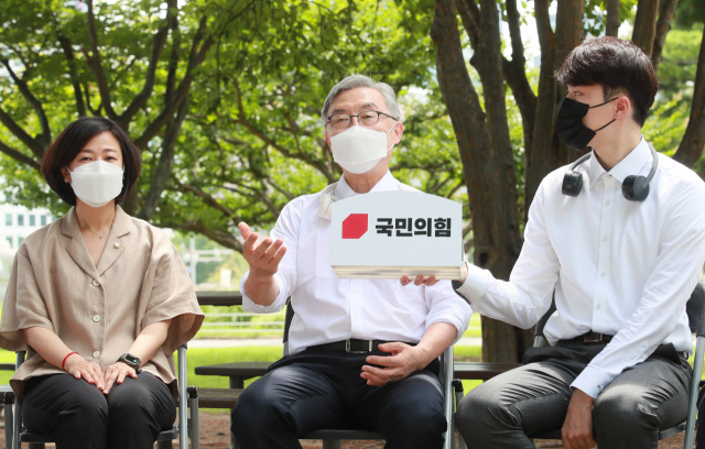 최재형 전 감사원장(가운데)이 20일 오전 서울 여의도 국회 의원회관 앞에서 국민의힘 대변인단과 간담회를 갖고 있다. 연합뉴스
