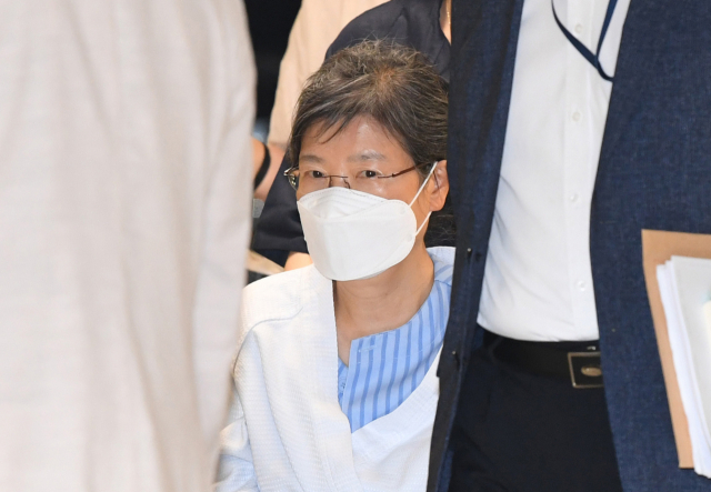 서울구치소에 수감 중인 박근혜 전 대통령이 지병 치료차 입원하기 위해 20일 오후 서울 서초구 서울성모병원으로 들어서고 있다. 연합뉴스