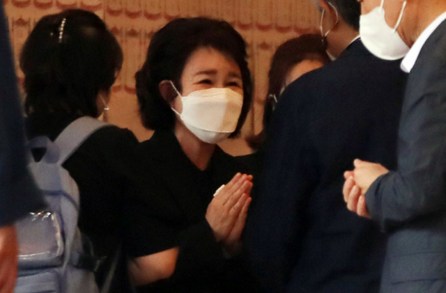 지난 9일 고 박원순 전 서울시장 1주기 추모제가 열린 종로구 조계사에서 부인 강난희 씨가 추모객과 인사하고 있다. 전날 박 전 시장의 유족은 1주기 추모제를 가족들끼리만 지내겠다고 밝혔다. 연합뉴스