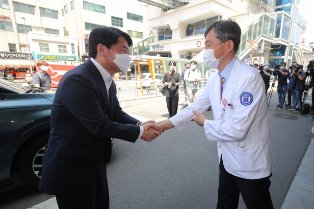 국민의당 안철수 대표가 21일 대구 중구 계명대학교 대구동산병원을 방문한 자리에서 마중 나온 서영성 병원장과 인사하고 있다. 연합뉴스