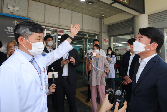 국민의당 안철수 대표가 21일 대구 중구 계명대학교 대구동산병원을 방문한 자리에서 마중 나온 서영성 병원장과 인사하고 있다. 연합뉴스