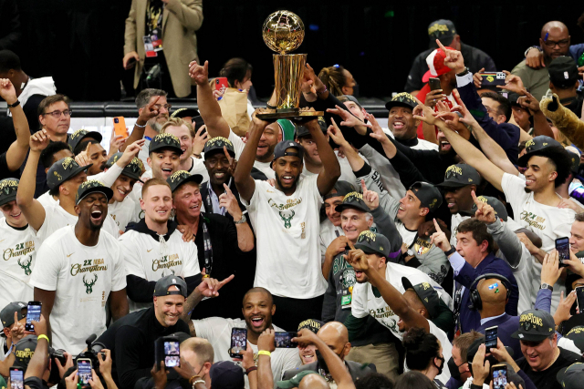 미국프로농구(NBA) 밀워키 벅스가 21일 미국 위스콘신주 밀워키의 파이서브 포럼에서 열린 피닉스 선스와 2020-2021 NBA 챔피언결정전(7전 4승제) 6차전 홈경기에서 105대98로 승리하면서 전적 4승2패로 50년 만에 챔피언 타이틀을 거머쥐었다. 연합뉴스