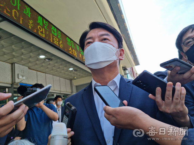 안철수 국민의당 대표가 21일 계명대 대구동산병원을 방문해 기자들의 질문을 받고 있다. 김근우 기자 gnu@imaeil.com