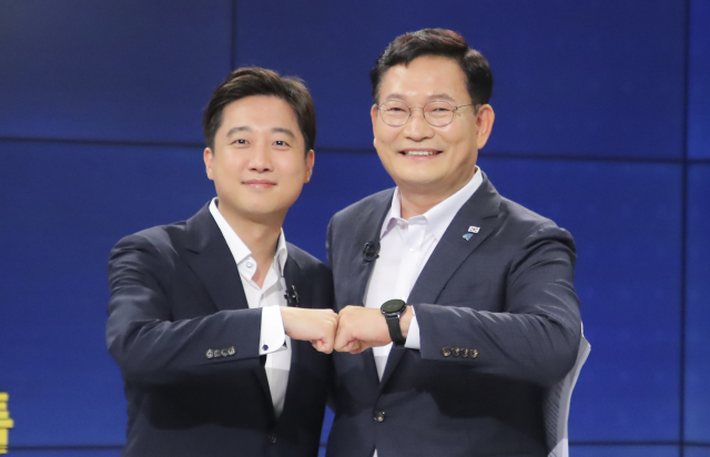 더불어민주당 송영길 대표와 국민의힘 이준석 대표가 21일 서울 목동 SBS에서 열린 당대표 토론 배틀을 마치고 기념촬영을 하고 있다. 연합뉴스