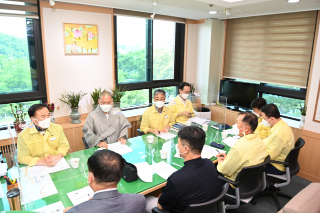 21일 김천 지역 종교단체 대표들이 시청에 모여 코로나19 선제대응을 위한 간담회를 열었다. 김천시 제공