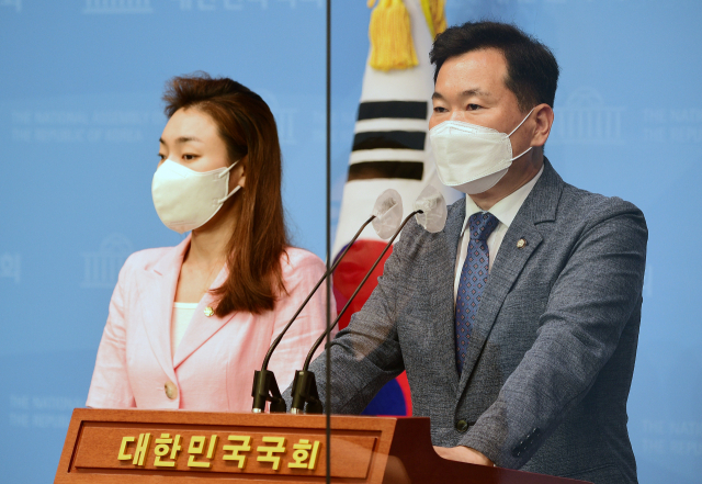 국회 문화체육관광위원회 소속 국민의힘 김승수 의원(오른쪽)과 김예지 의원이 21일 국회 소통관에서 