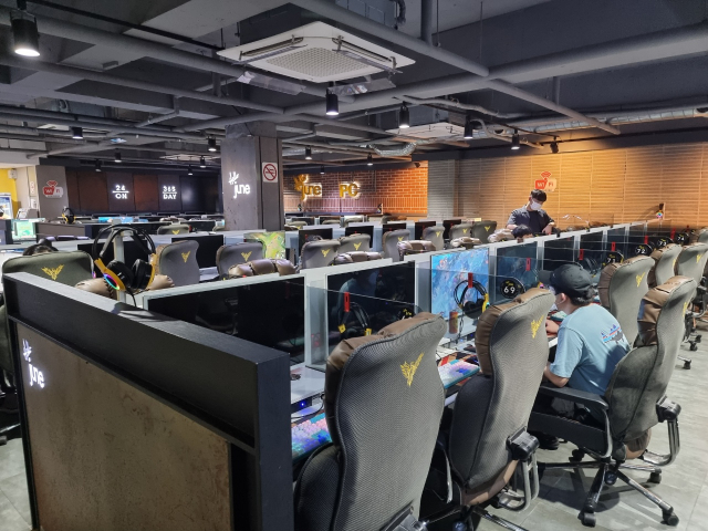 21일 오후 대구 북구 대학로에 위치한 PC방 내부 모습. 임재환 기자