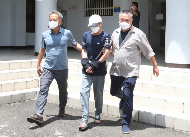 제주에서 중학생을 살해하고 도주한 혐의를 받는 A씨가 21일 오후 구속 전 영장실질심사를 받기 위해 제주동부경찰서에서 제주지법으로 이송되고 있다. 연합뉴스