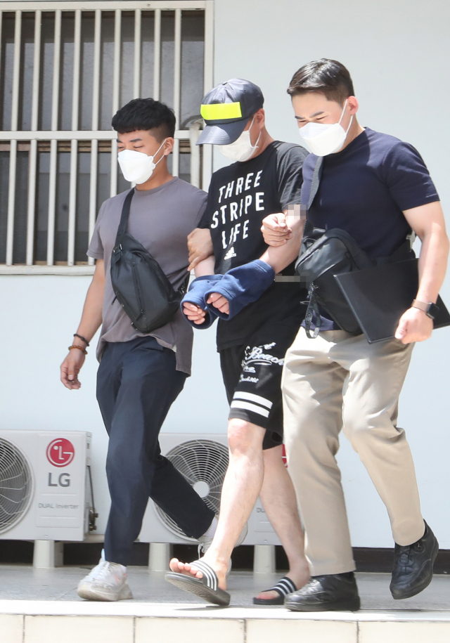 제주에서 중학생을 살해하고 도주한 혐의를 받는 B씨가 21일 오후 구속 전 영장실질심사를 받기 위해 제주동부경찰서에서 제주지법으로 이송되고 있다. 연합뉴스