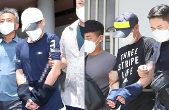 제주에서 중학생을 살해하고 도주한 혐의를 받는 주범 백모씨(왼쪽), 공범 김모씨(오른쪽)가 21일 오후 구속 전 영장실질심사를 받기 위해 제주동부경찰서에서 제주지법으로 이송되고 있다. 연합뉴스