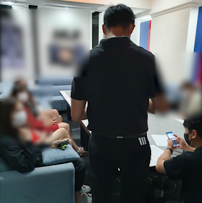 대구경찰청이 지난 20일 오후 11시 40분쯤 대구 동구 한 주점을 단속하는 현장. 경찰은 이날 방역 수칙을 어긴 19명을 적발했다. 대구경찰청 제공