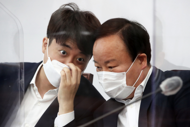 지난해 7월 국민의힘 이준석 대표(왼쪽)와 김재원 최고위원이 서울 여의도 국회에서 열린 최고위원회의에서 대화하고 있다. 연합뉴스
