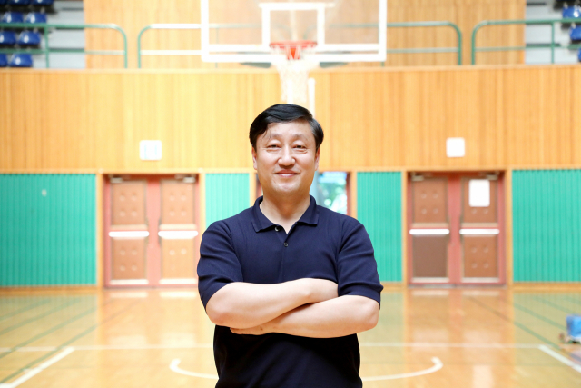 영남이공대 스포츠재활·운동관리과 김병진 교수가 교내 체육관에서 포즈를 취하고 있다. 영남이공대 제공