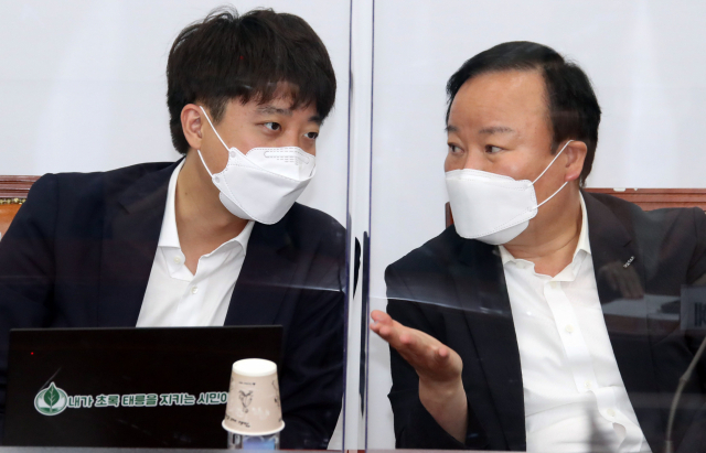 국민의힘 이준석 대표(왼쪽)가 22일 국회에서 열린 최고위원회의에서 김재원 최고위원과 대화하고 있다. 연합뉴스