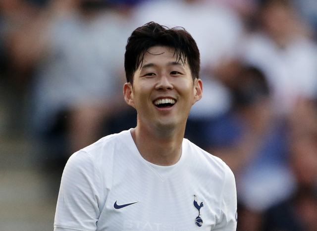 22일 영국 콜체스터의 잡서브 커뮤니티 스타디움에서 열린 콜체스터 유나이티드 대 토트넘 홋스퍼의 프리시즌 친선경기에서 토트넘의 손흥민이 경기 중 밝게 웃고 있다. 그는 이날 선발 출전해 전반 45분을 뛰며 1골 2도움을 기록해 팀의 3-0 완승을 이끌었다. 연합뉴스