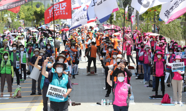 민주노총 공공부문 비정규직 노동자들이 21일 오후 세종시 정부세종청사 기획재정부 앞에서 