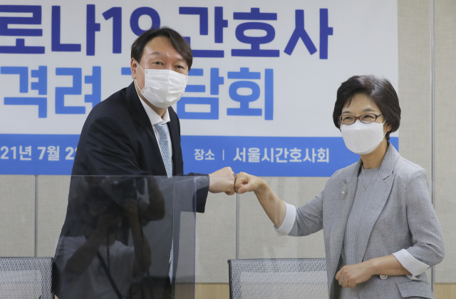 야권 대선주자인 윤석열 전 검찰총장이 22일 서울시 구로구 서울시간호사회를 방문, 박인숙 회장과 인사하고 있다. 연합뉴스