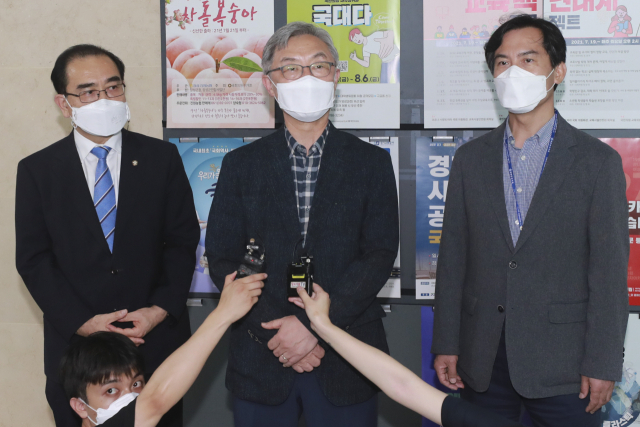 국민의힘 대선주자인 최재형 전 감사원장이 22일 오후 서울 여의도 국회 의원회관을 방문, 같은당 태영호 의원과 만난 뒤 취재진의 질문에 답하고 있다. 이날 최 전 감사원장은 의원회관을 방문, 국민의힘 의원들 사무실을 찾아 인사를 나눴다. 연합뉴스