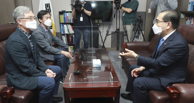 국민의힘 대선주자인 최재형 전 감사원장이 22일 오후 서울 여의도 국회 의원회관 내 국민의힘 태영호 의원실을 방문, 태 의원과 대화하고 있다. 이날 최 전 감사원장은 의원회관에서 국민의힘 의원들의 사무실을 찾아 인사를 나눴다. 연합뉴스