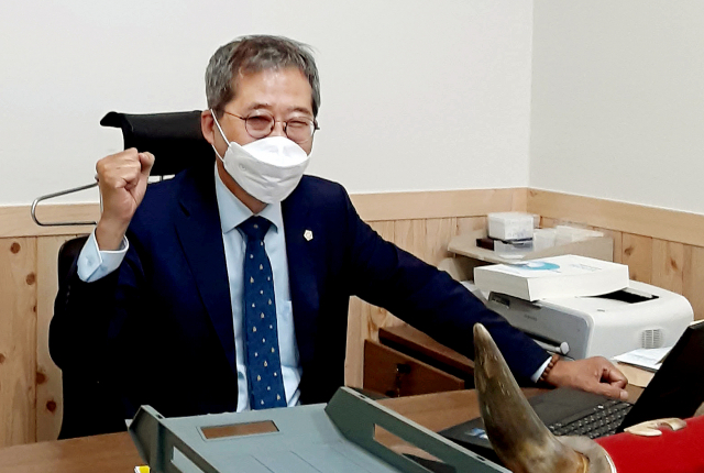 영천 지역사회에 20년째 매년 거액을 기부해온 유석권 법무사는 새마을회 회장, 자원봉사센터 이사회 이사장 등 다양한 단체에서도 봉사를 실천하고 있다. 이상헌 기자