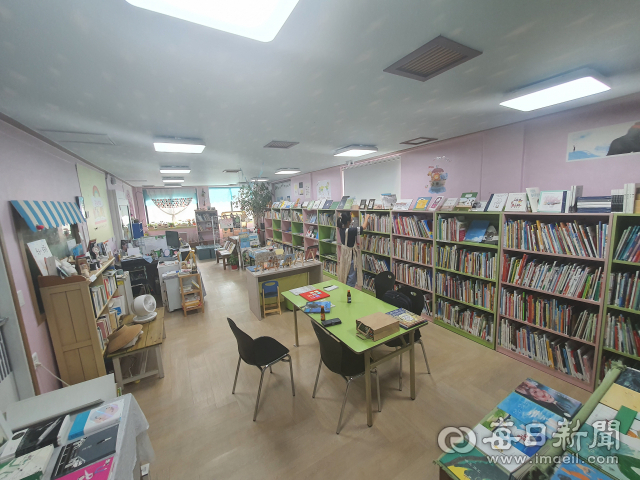 칠곡군 석적읍 베드타운 중심 상가에 있는 그림책 전문서점 